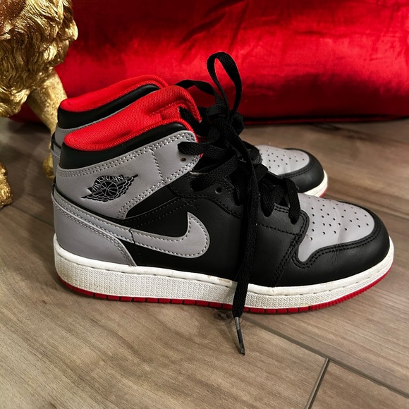 🚨🔥 AIR JORDAN 1 MID (GS) BIG KIDS US SIZE - 4 Y - Picture 3 of 8